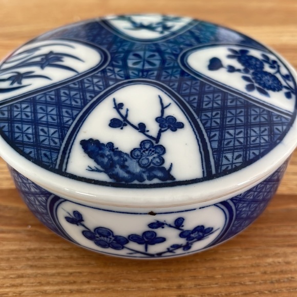 Japan Takahashi Round Trinket Box approx 4” x 1 1/4” no chips - Picture 5 of 7